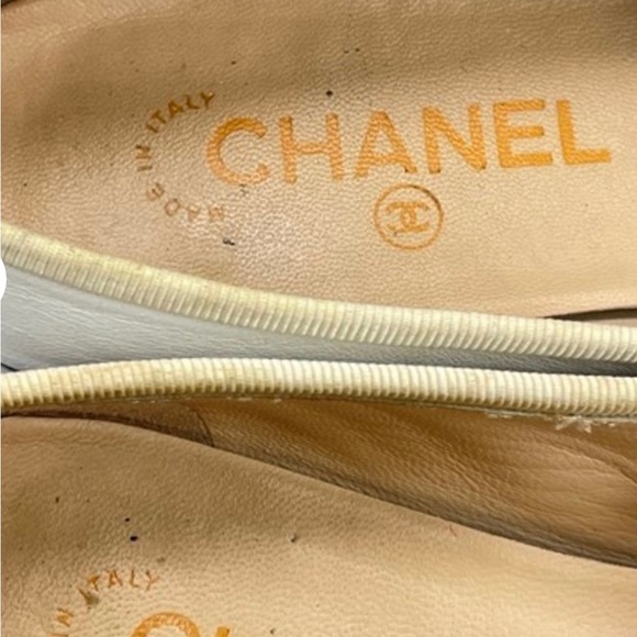 CHANEL Black and White Leather and Patent Toe Classic Chanel Ballet Flats - Picture 5 of 6